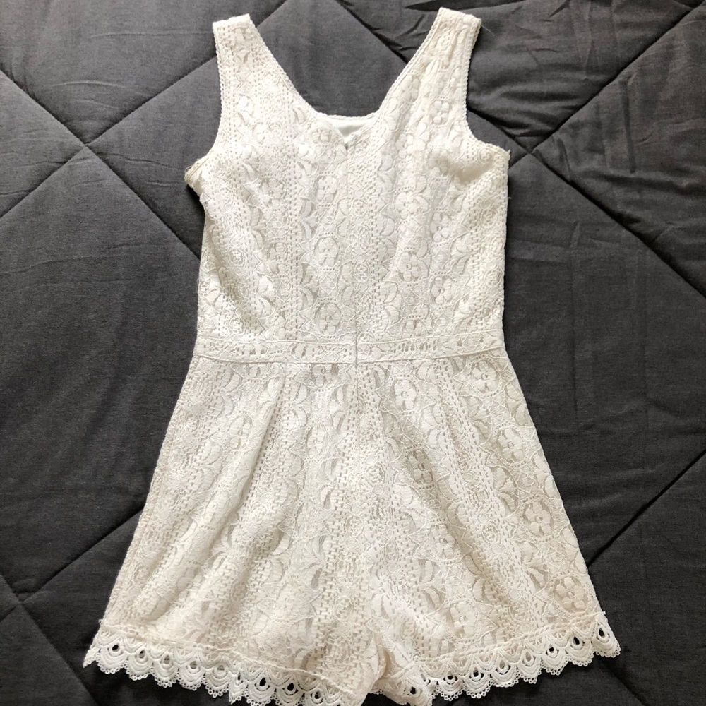 Absorbable lace romper - Picture 3 of 4